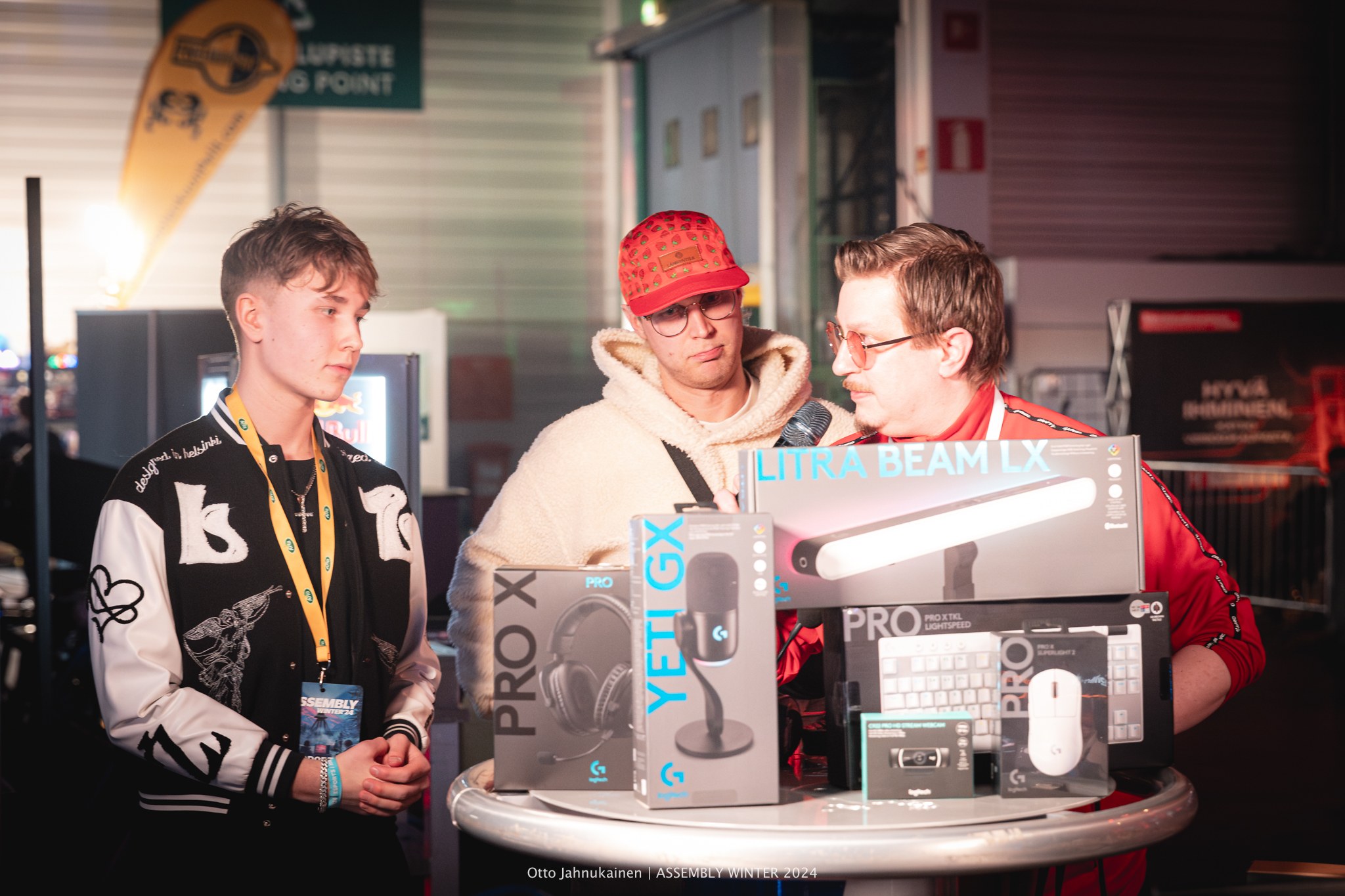 Olvari palkitsemassa Logitech G Creators Cupin voittajia Onnia sekä Sereä